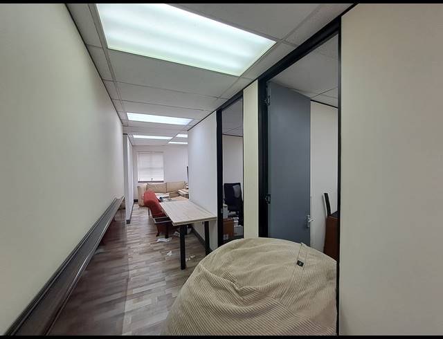 174M² OFFICE TO LET IN DUNKELD WEST